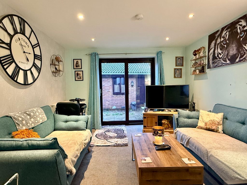 Property photo 2 of 11 Lounge