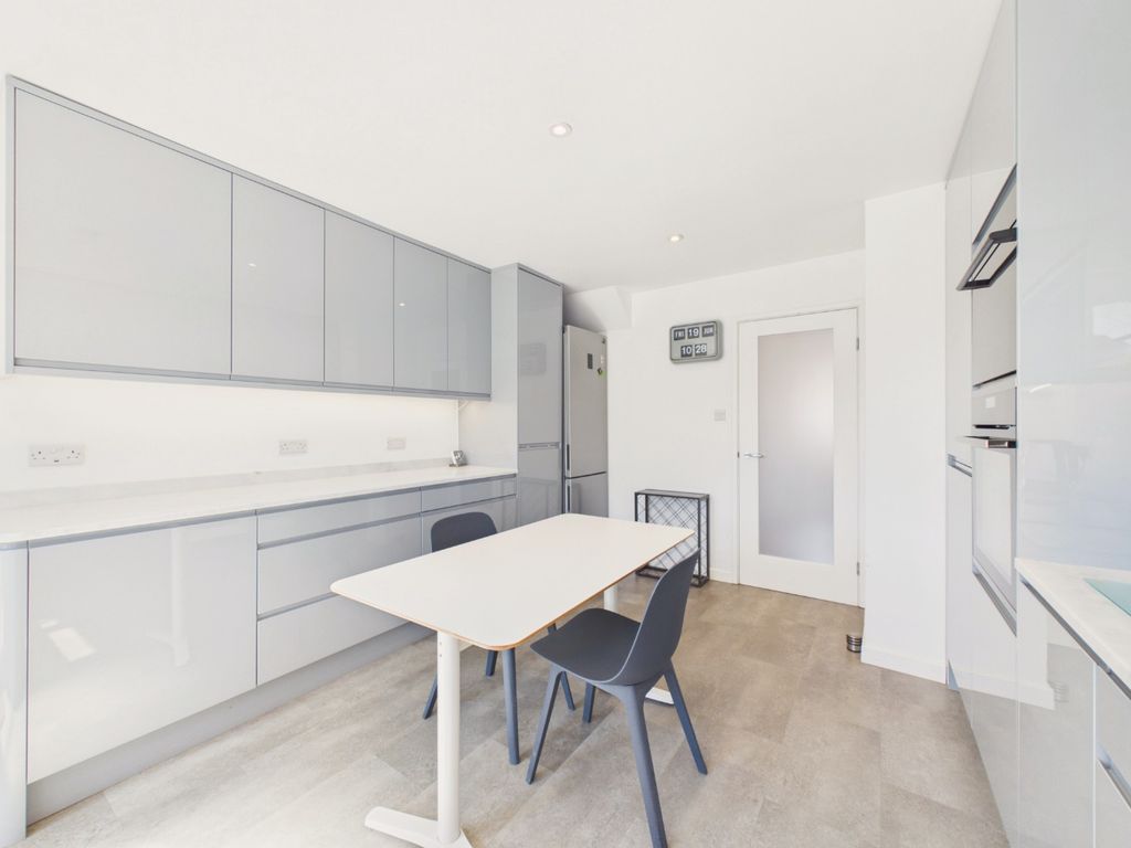 Property photo 3 of 16 4684935