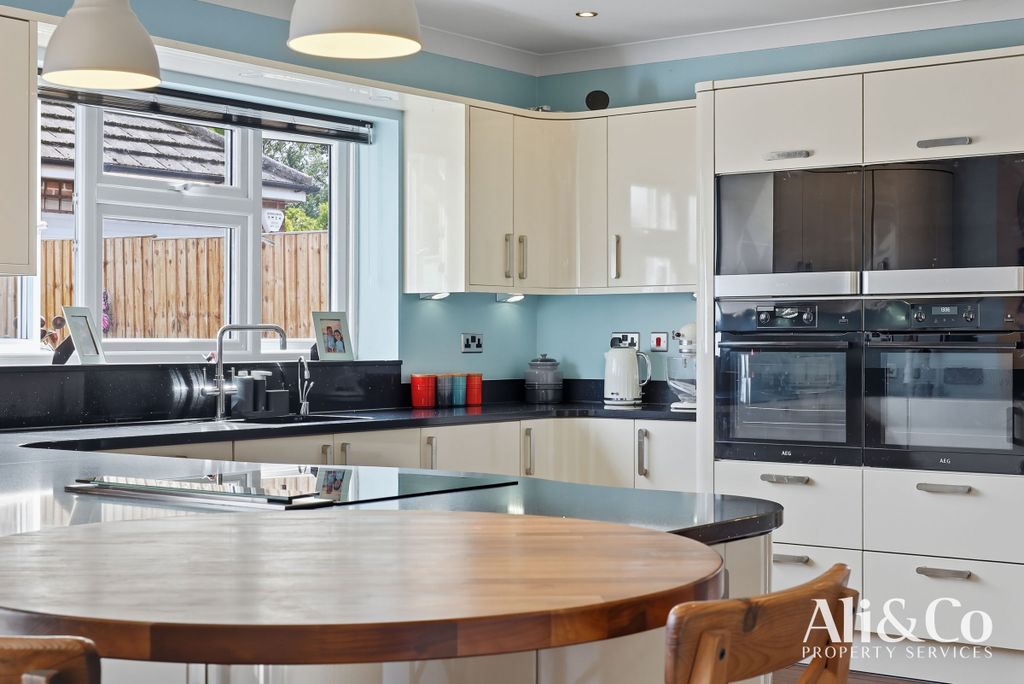 Property photo 2 of 40