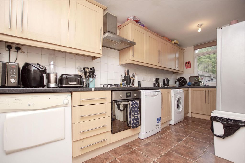 Property photo 2 of 10 Approach