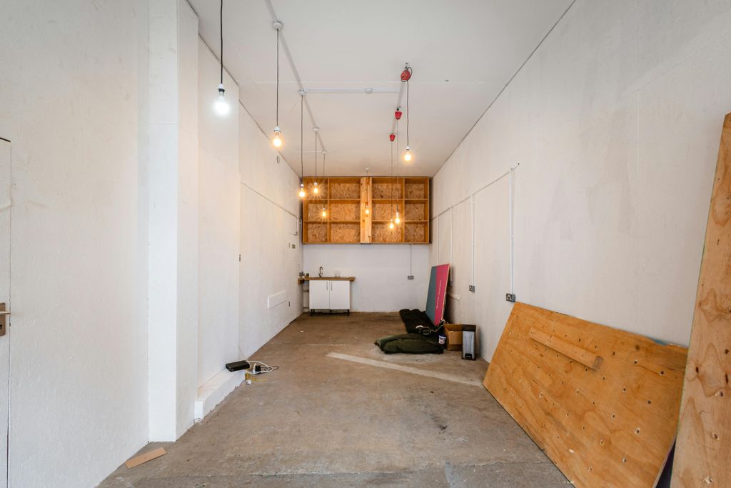 Property photo 3 of 9 Hoxton St 147 - 2.Jpg