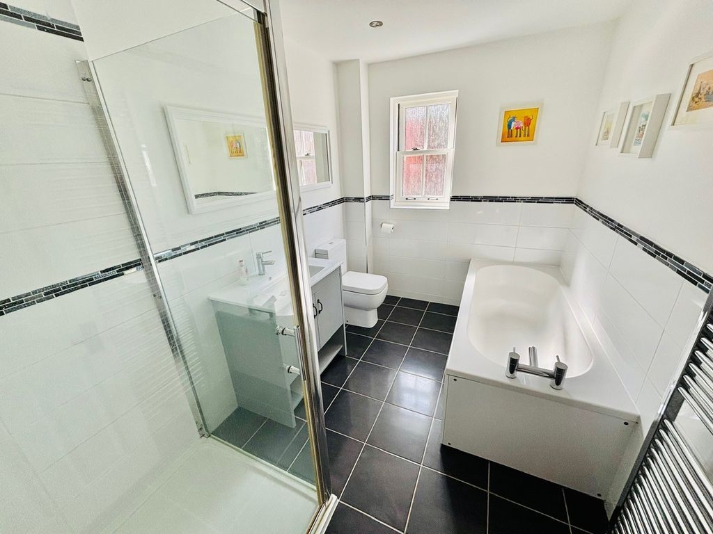 Property photo 3 of 19 Bathroom/Wc