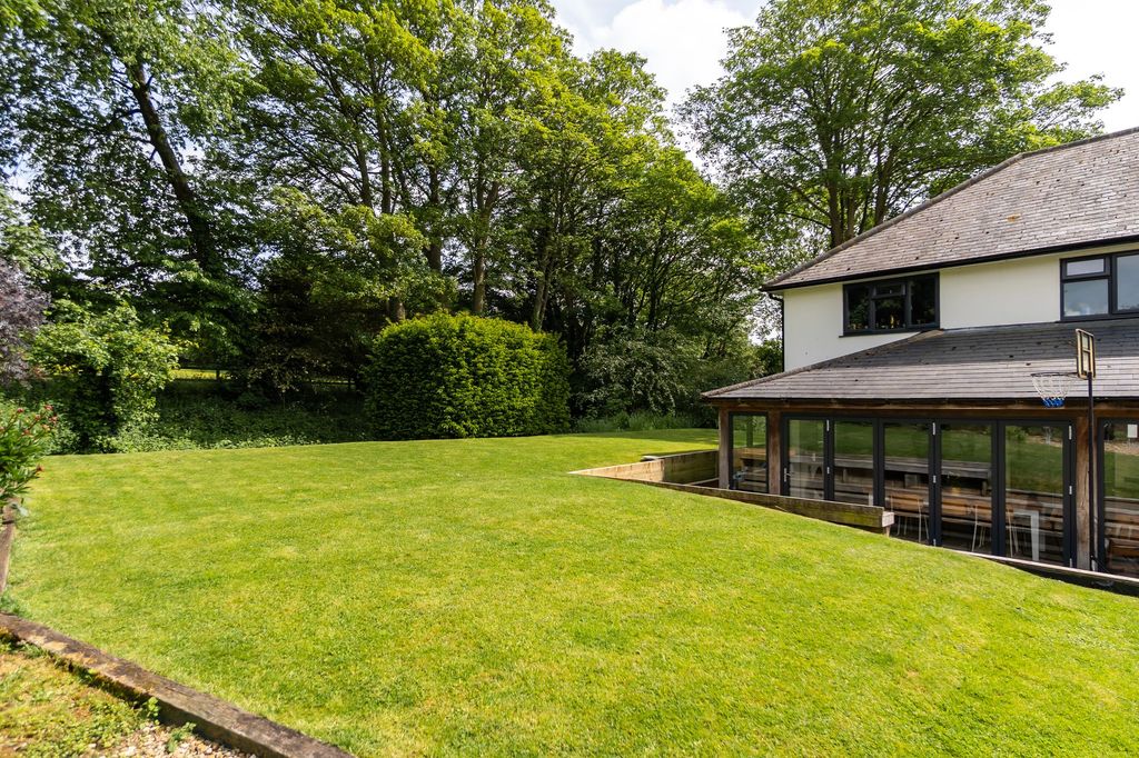 Property photo 2 of 31