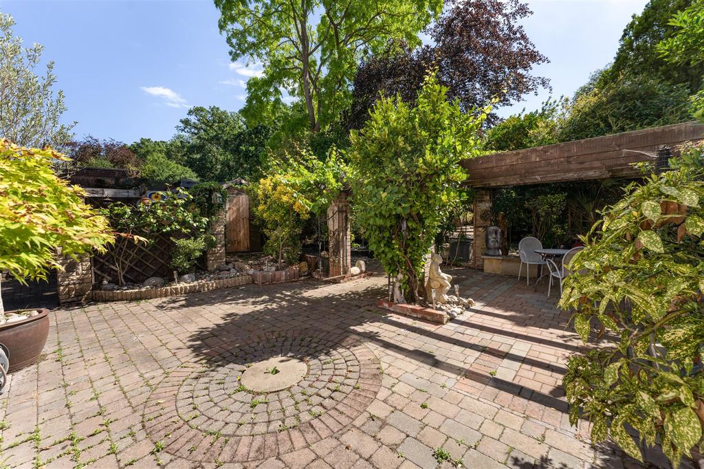 Property photo 3 of 33 Underwood Road, E4