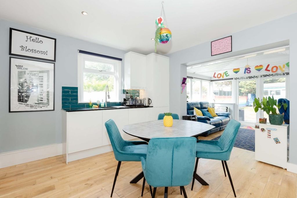 Property photo 3 of 13 Wilbury Gardens_5.Jpg