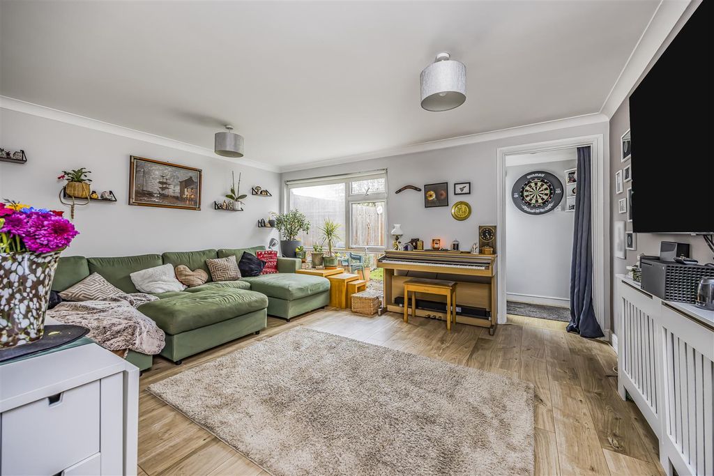 Property photo 2 of 17 9 Magpie Walk, Waterlooville-Porticomarketing-Sold