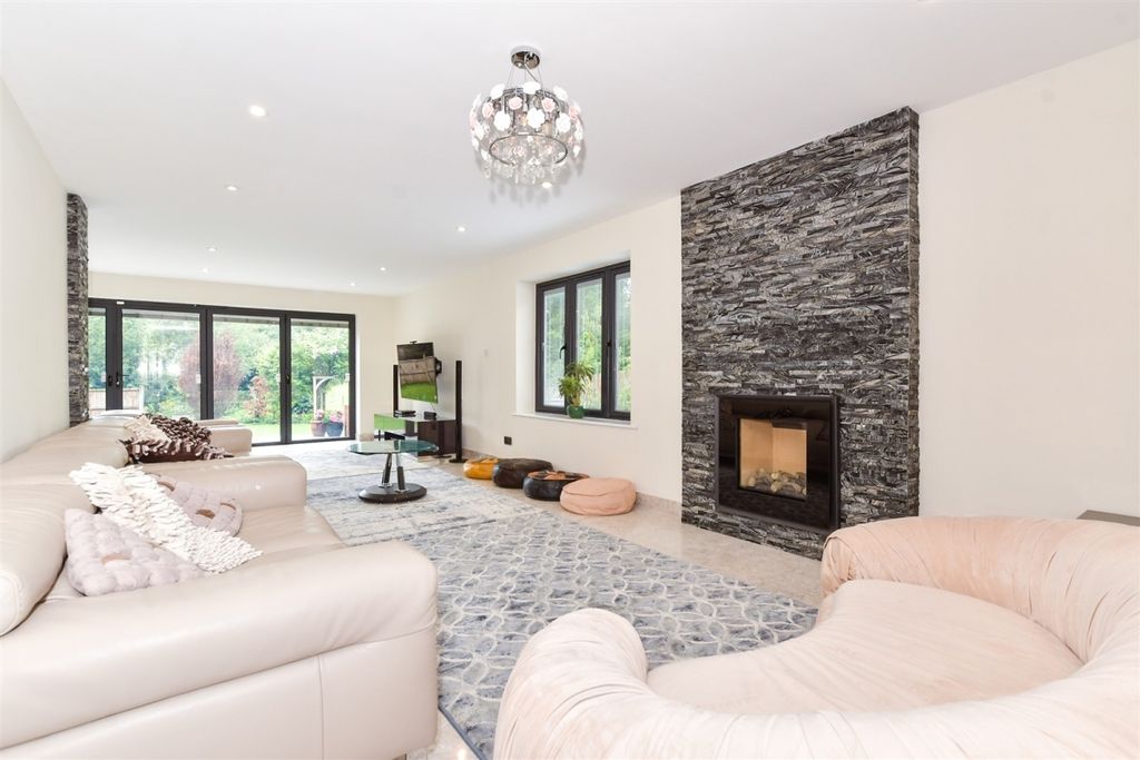 Property photo 3 of 15 Chaucer Mews Loun...