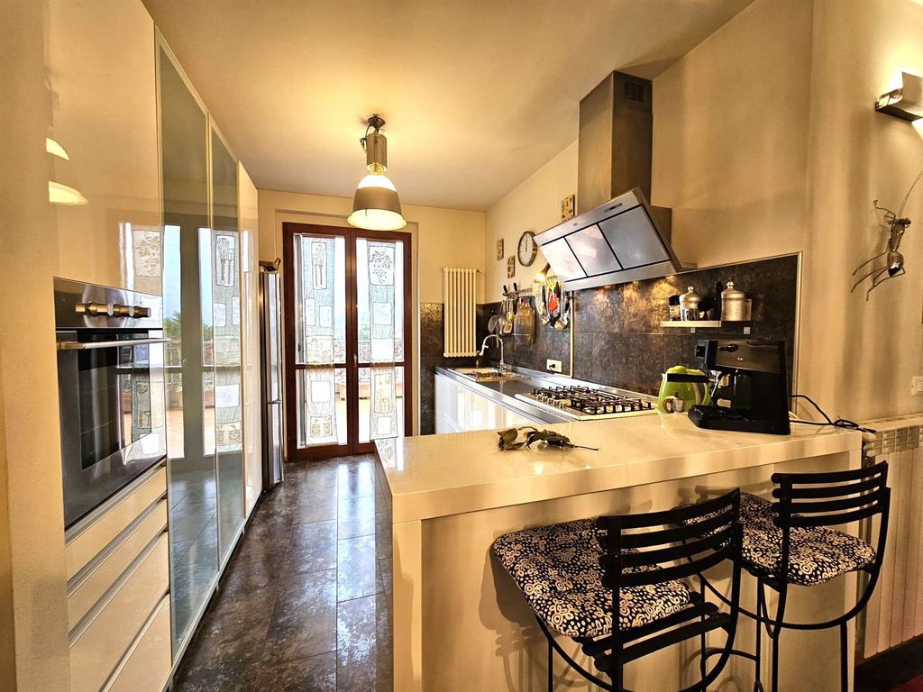 Property photo 2 of 30