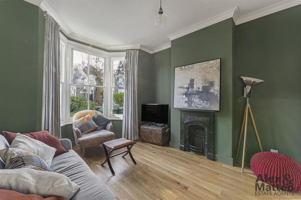 Property photo 2 of 27 Edric Road