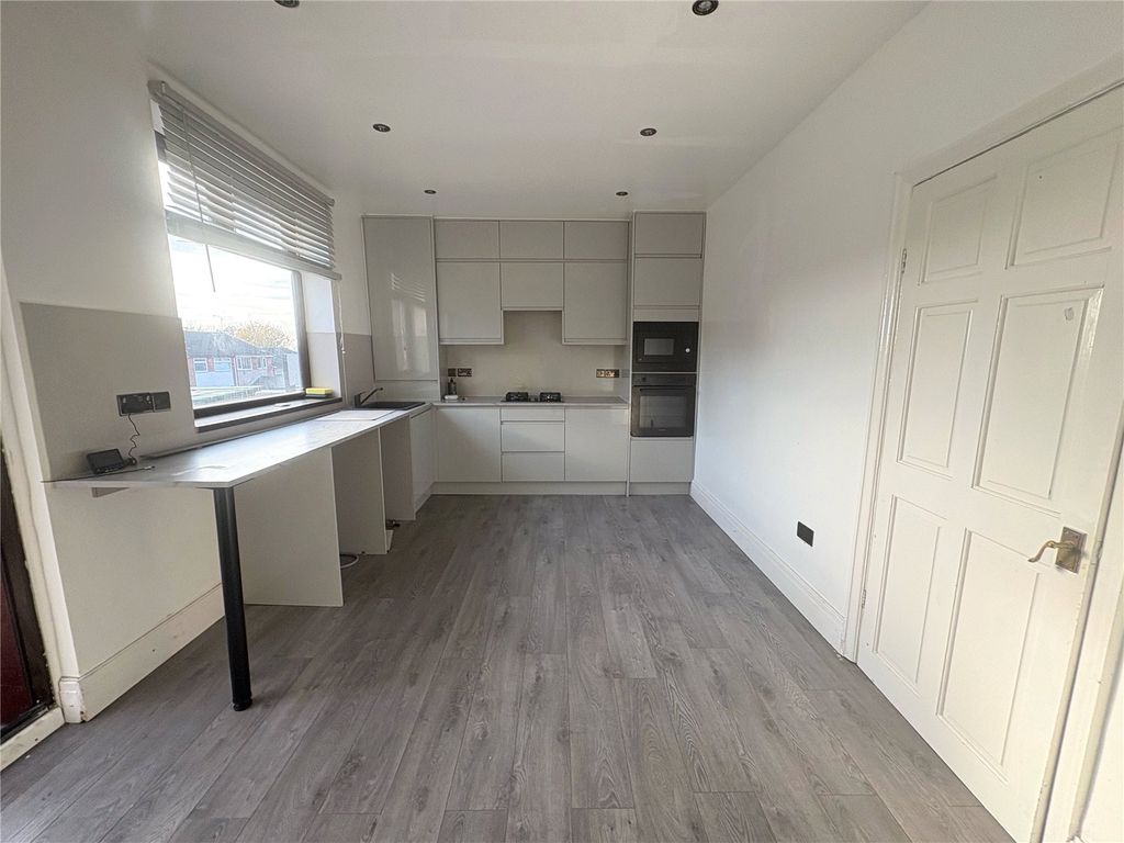 Property photo 3 of 8 Kitchen