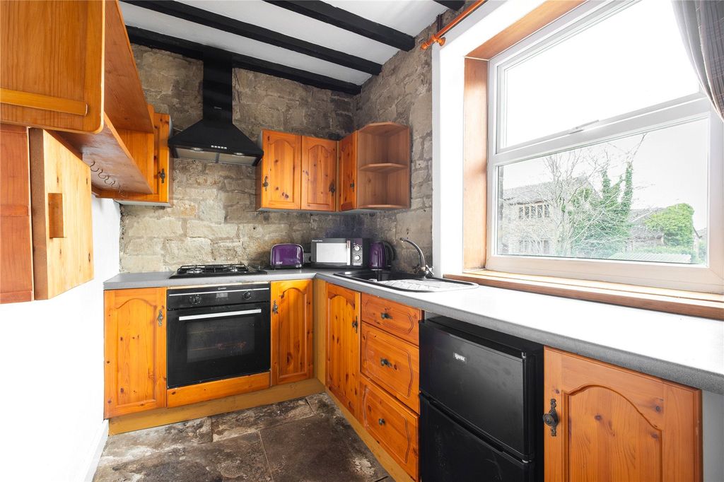 Property photo 3 of 17 Kitchen