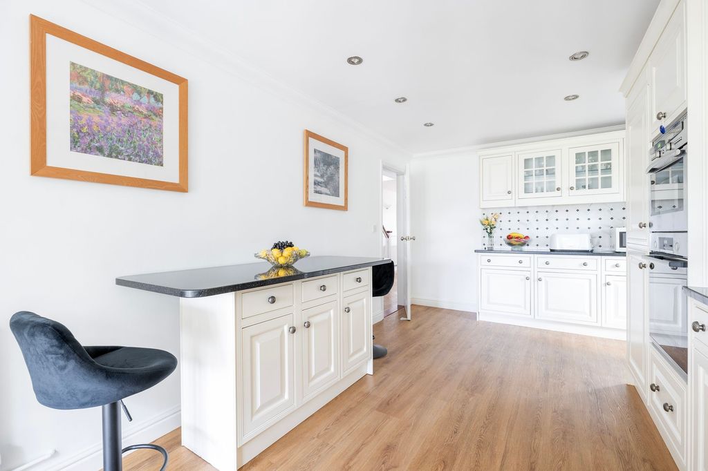 Property photo 3 of 24