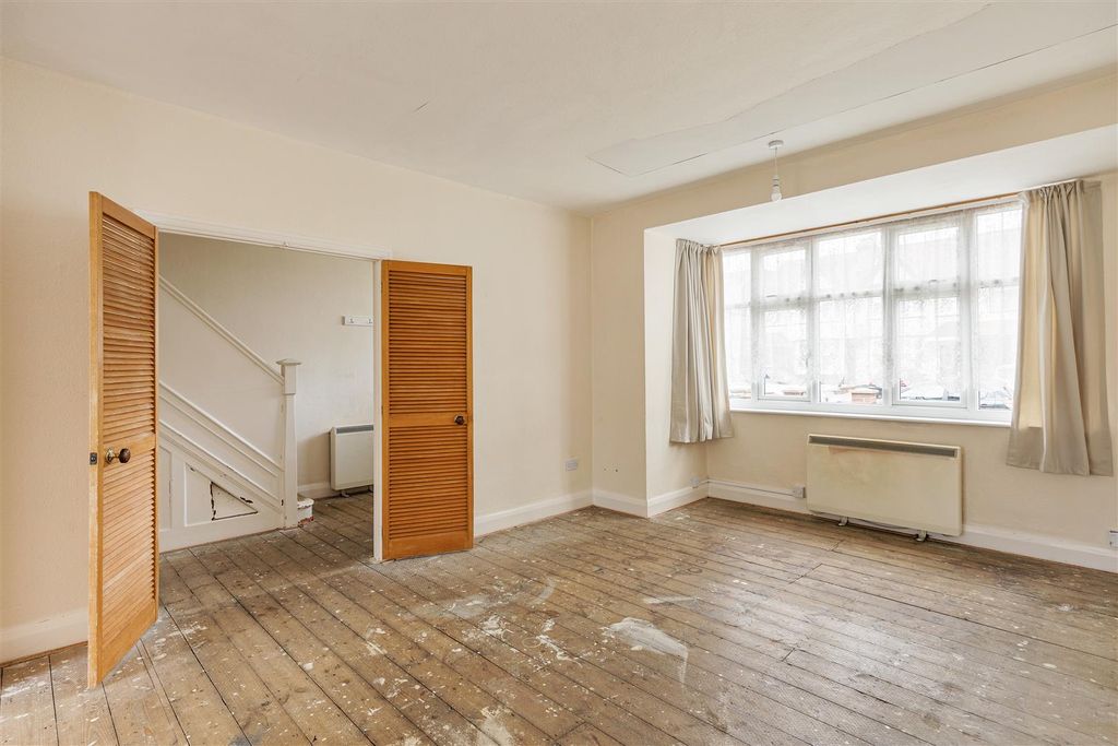 Property photo 2 of 29 Hall Lane, E4