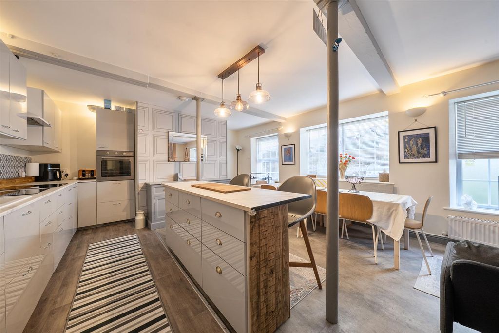 Property photo 1 of 15 1477911-19-6A342Baf47c43.Jpg