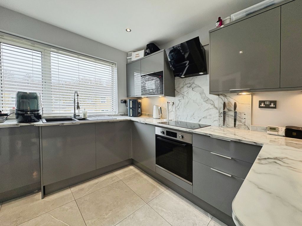 Property photo 2 of 14 Kitchen