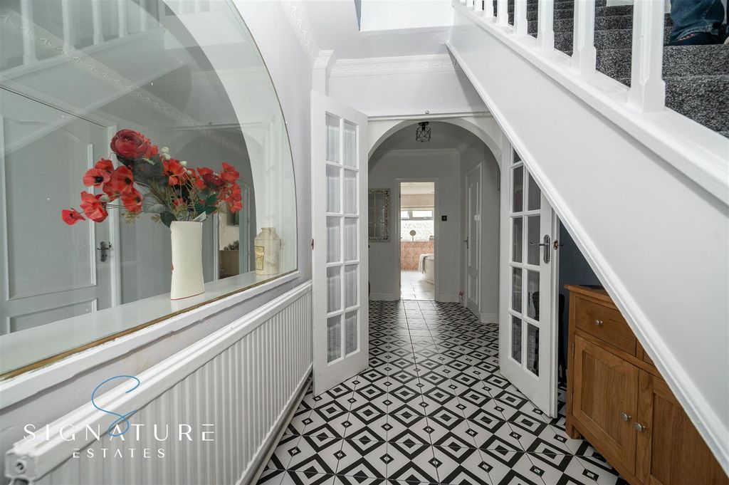 Property photo 2 of 26 Entrance Hall