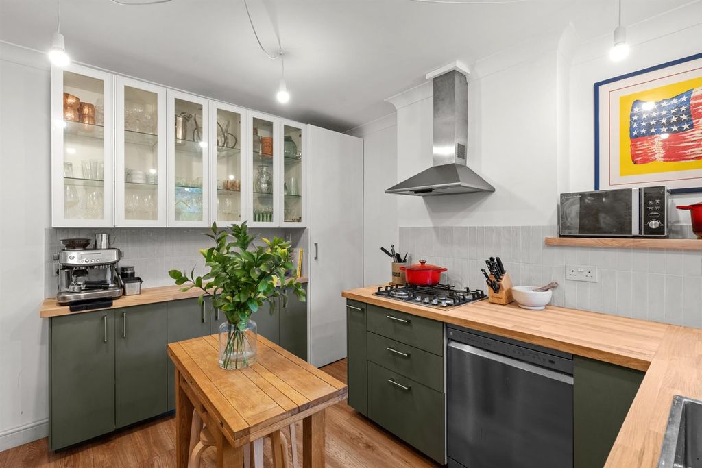 Property photo 3 of 19 30-Doverstreet-011.Jpg