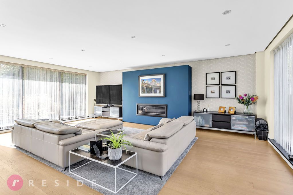 Property photo 2 of 36 Lounge