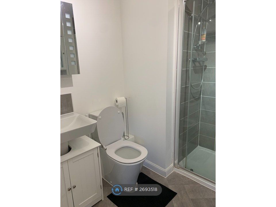 Property photo 3 of 13 En-Suite Bathroom W/Mirror, Towel Rack