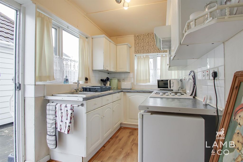 Property photo 3 of 10 Kitchen