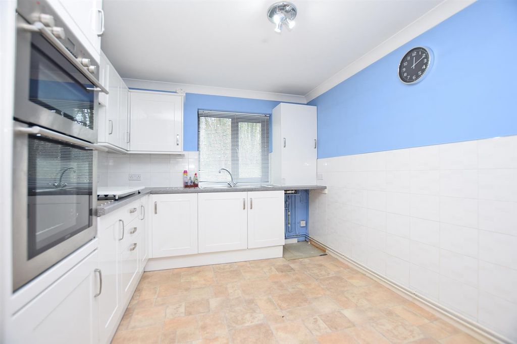 Property photo 3 of 8 Kitchen