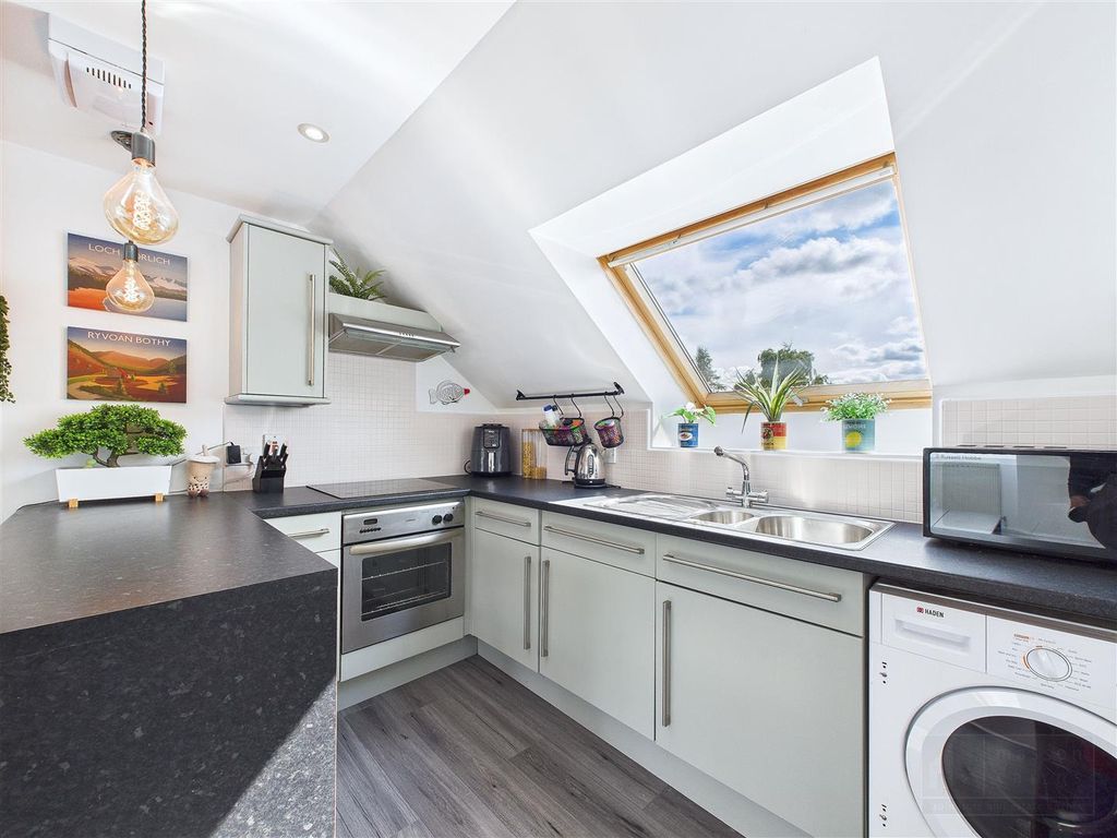 Property photo 3 of 23 Kitchen / Breakfast Bar