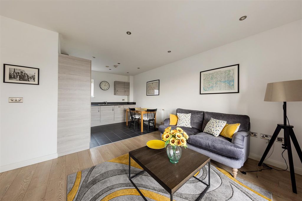 Property photo 1 of 19 Thornbury Way, E17