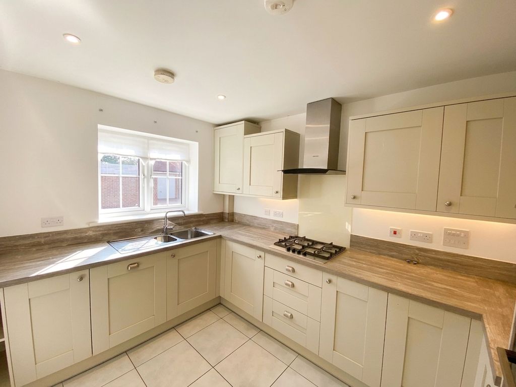 Property photo 3 of 17 Kitchen