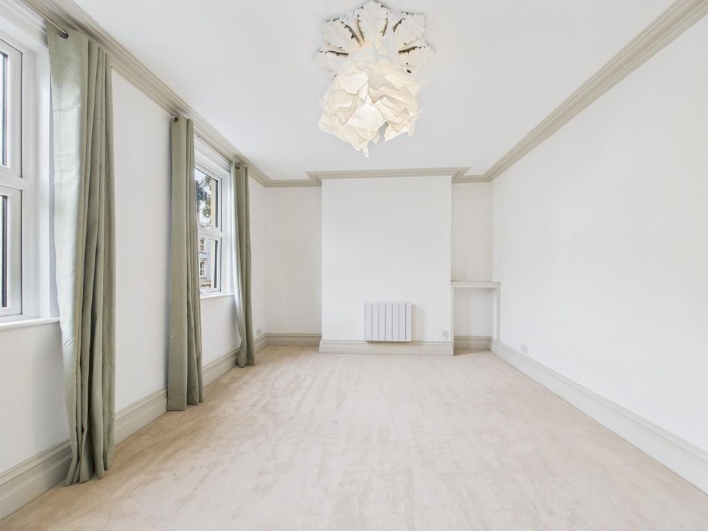 Property photo 2 of 21 Cam01530G0-Pr0361-Still009.Jpg