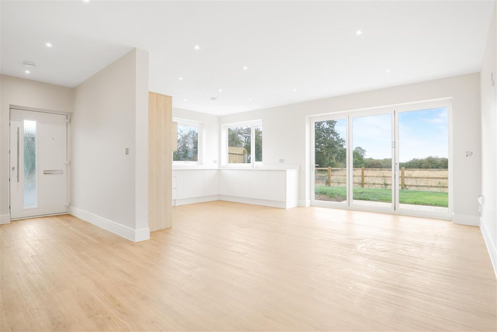 Property photo 3 of 16 Barby 1-21.Jpg