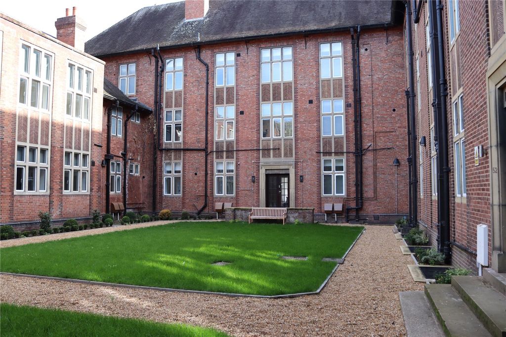 Property photo 3 of 21 Communal Garden