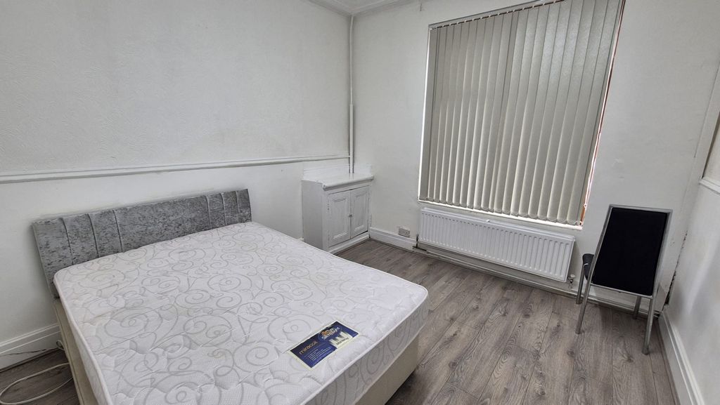 Property photo 1 of 6 Claremont Road