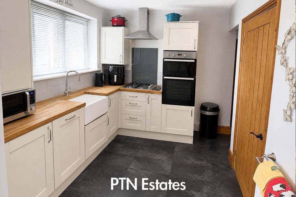 Property photo 3 of 14 Kitchen