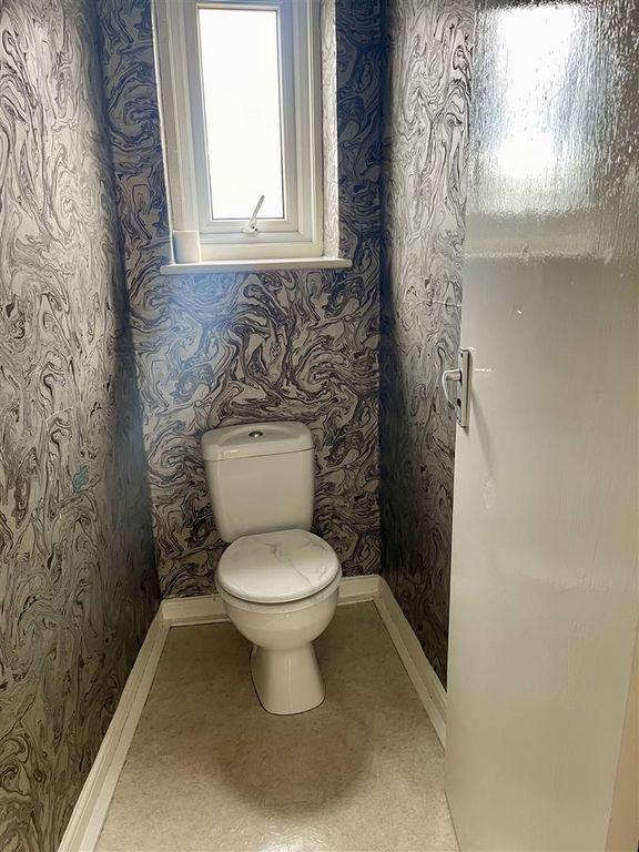 Property photo 3 of 13 Cloakroom