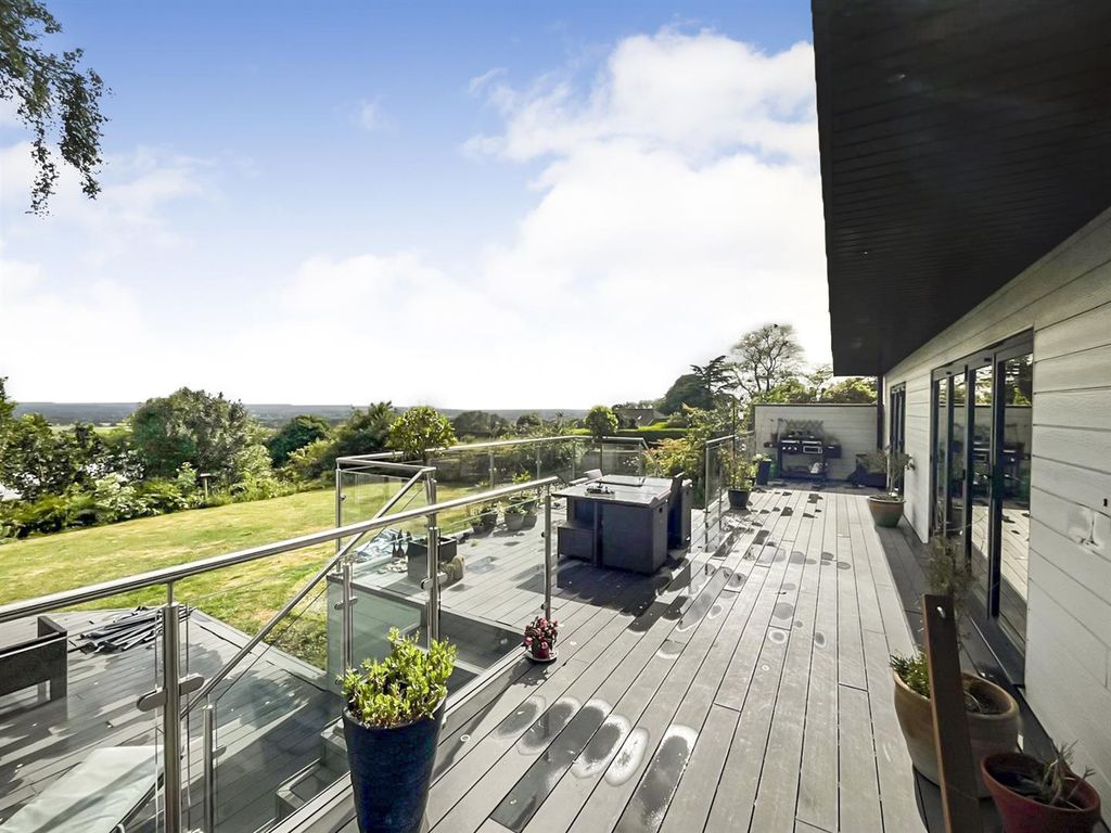 Property photo 2 of 35 Decking External
