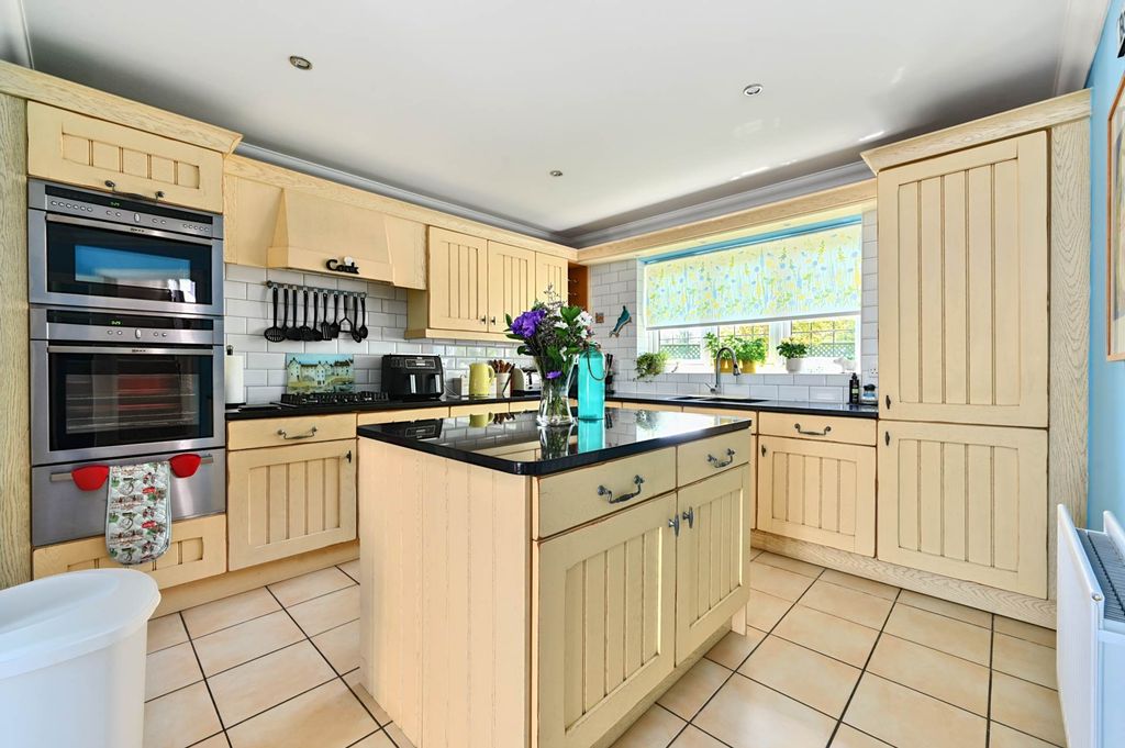 Property photo 2 of 34