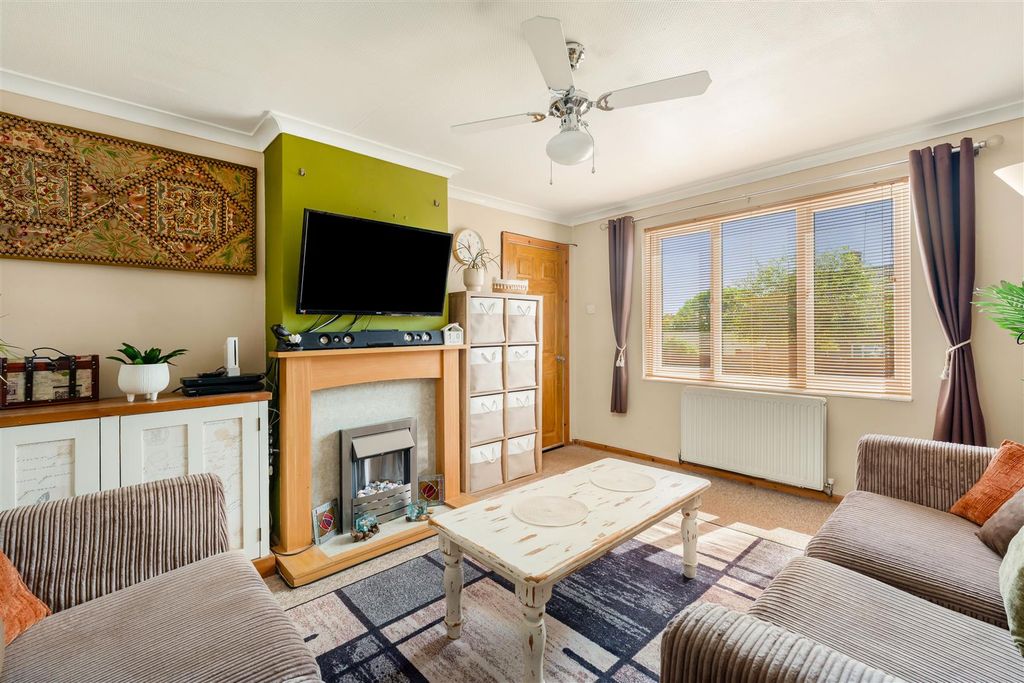 Property photo 2 of 14 24 Margaret Close, Banbury-4.Jpg