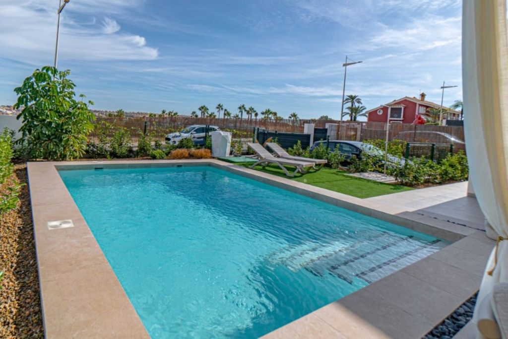 Property photo 2 of 43