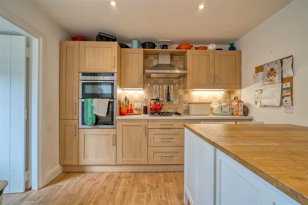 Property photo 3 of 9 Kitchen