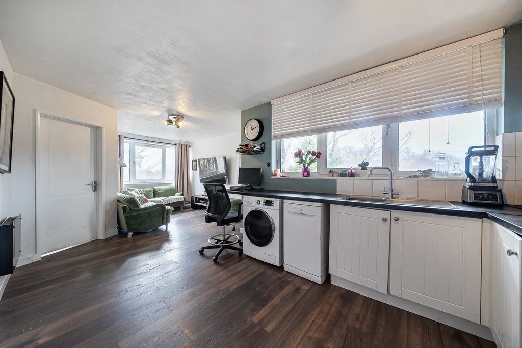 Property photo 1 of 12 1407702-12-6995c5...