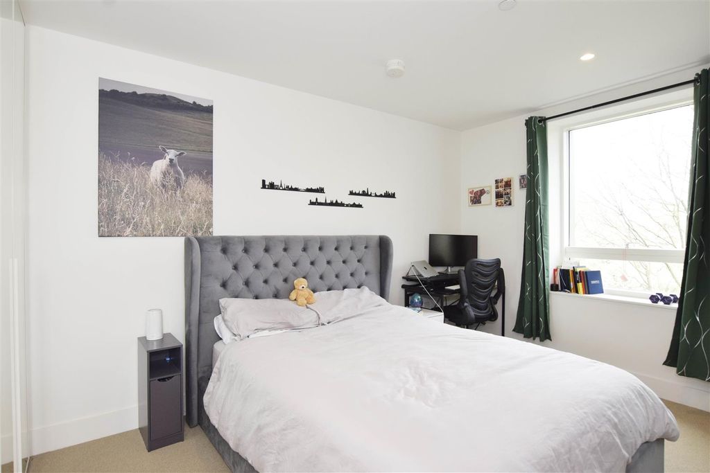 Property photo 2 of 8 Bedroom 1.Jpg