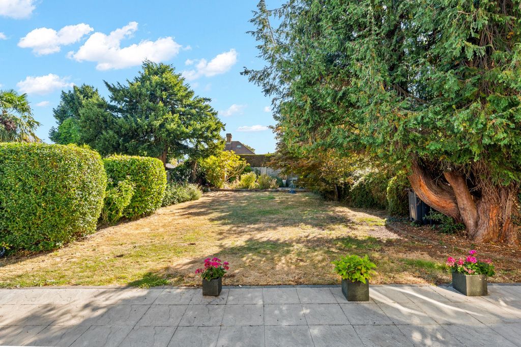 Property photo 2 of 32 Back Garden