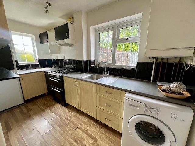 Property photo 3 of 7 Kitchen