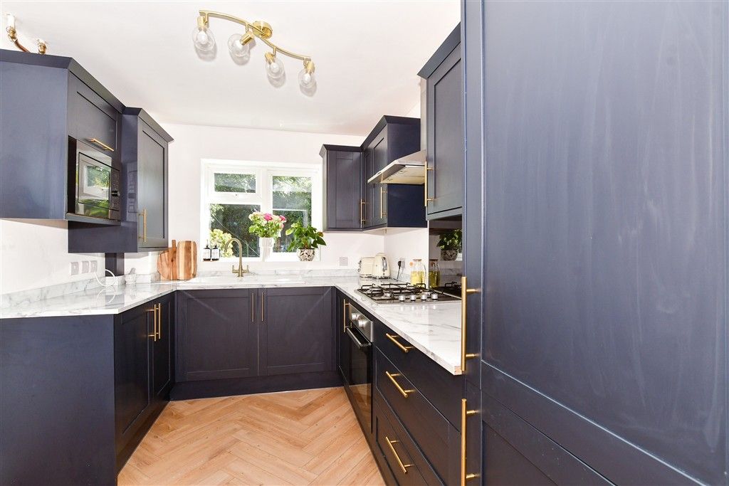 Property photo 3 of 12 Kitchen