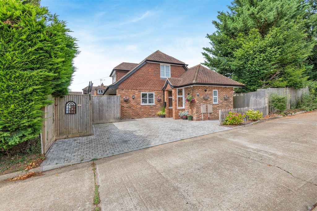 Property photo 1 of 26 8659289-Exterior02.Jpg