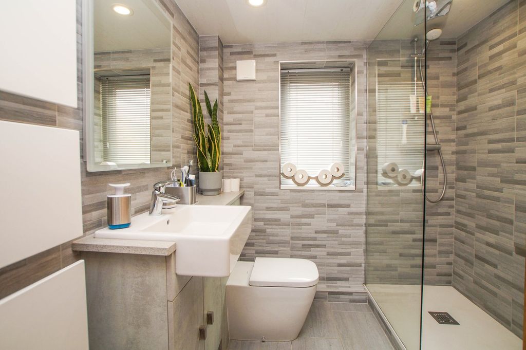 Property photo 3 of 18 Shower Room