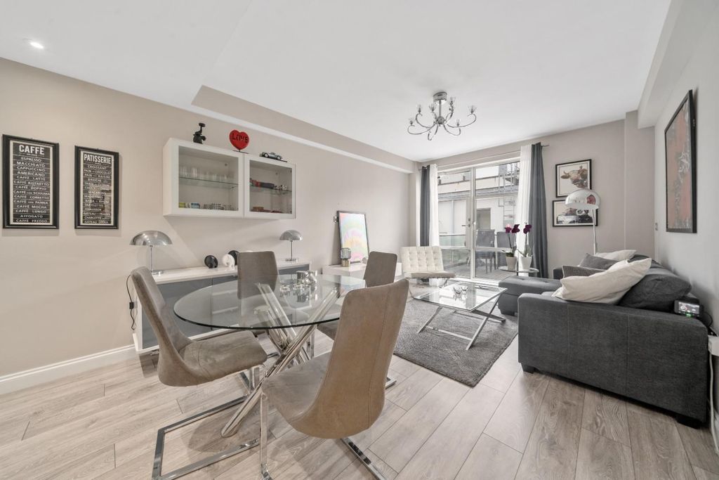 Property photo 1 of 9 Wallis House 132 Tw8 Ph11.Jpg