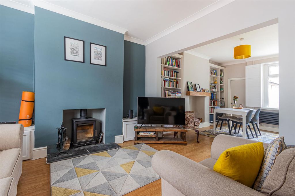 Property photo 2 of 15 Hawthorn Road East 7-4.Jpg