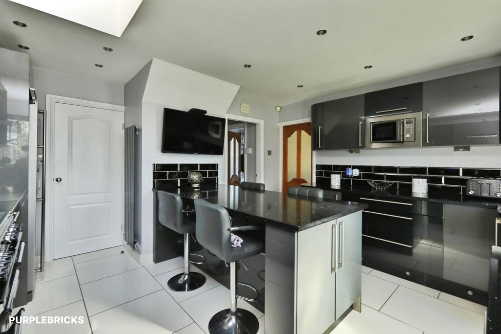 Property photo 2 of 27