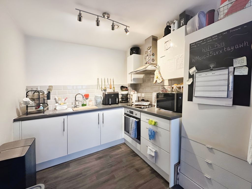 Property photo 1 of 6 Kitchen